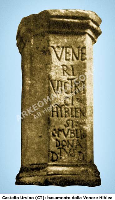 Base della statua di Venere ( Afrodite ) custodita nel  museo Castello Ursino di Catania