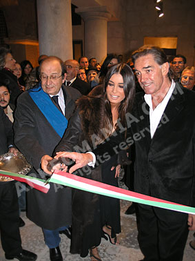 Barbara Chiappini, insieme con l'attore Fabio Testa e il dott. Rosario Asta, taglia il nastro inaugurale