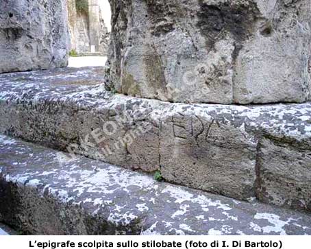 Epigrafe sullo stilobate del tempio dorico di Siracusa ( Sicilia )