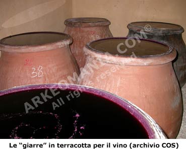 Le giarre in terracotta per il vino Pithos dell' azienda agricola COS