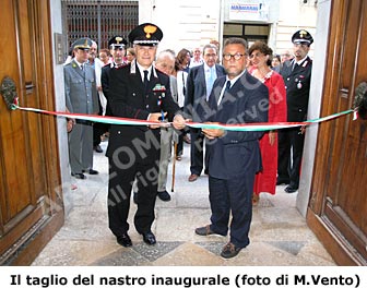 Il colonnello dei Carabinieri dott. Giovanni Pastore, insieme con il soprintendente Giuseppe Gini, taglia il nastro inaugurale.
