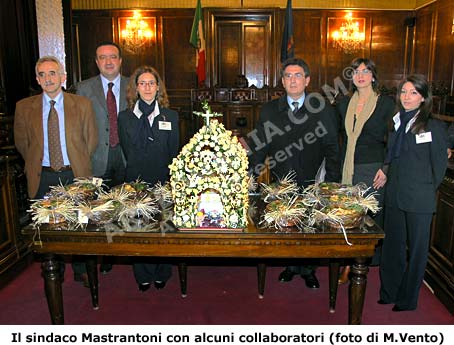 Il sindaco di Salemi Biagio Mastrantoni con alcuni collaboratori