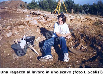 Scavo archeologico: una ragazza al lavoro