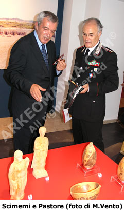Antonino Scimemi insieme con Giovanni Pastore durante la visita alla mostra archeologica