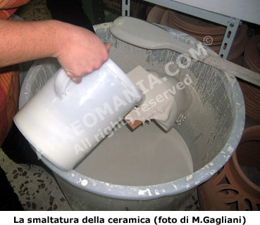 Fase della smaltatura della ceramica